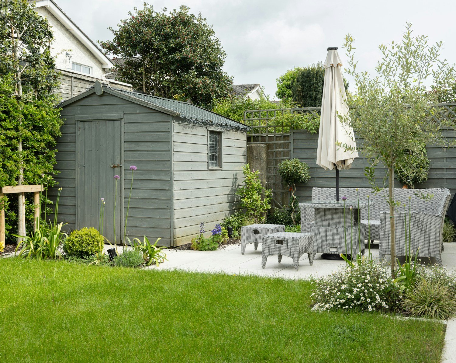 Diseño de patio con plantas y muebles de exterior